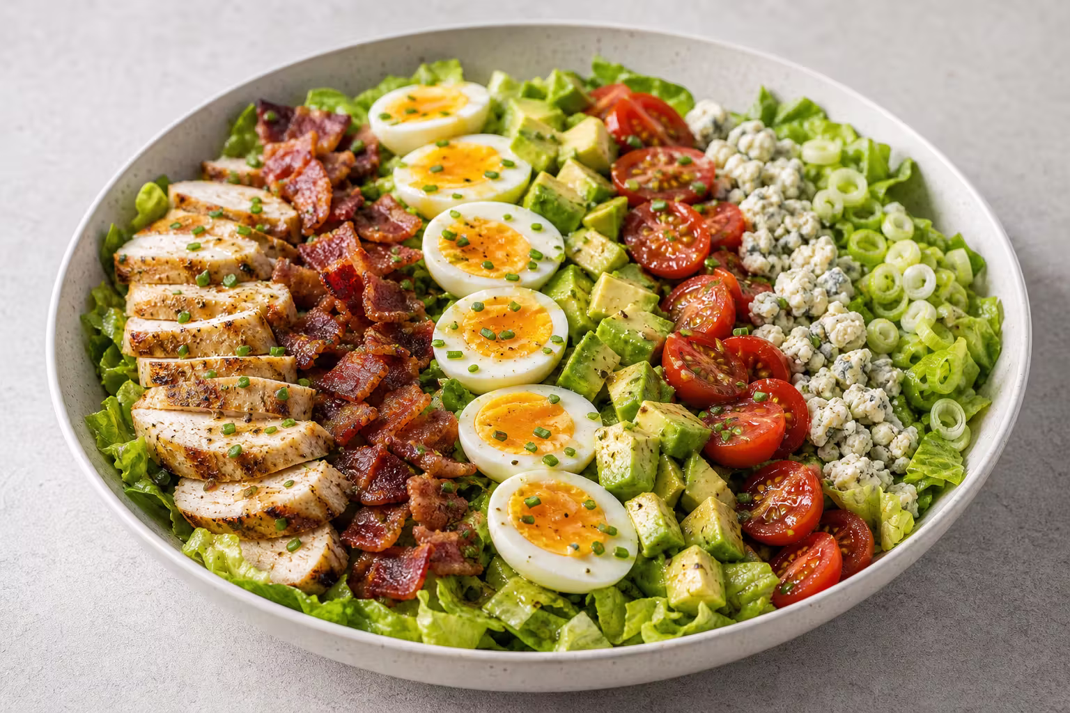 Cobb Salad mit Hähnchen und Bacon