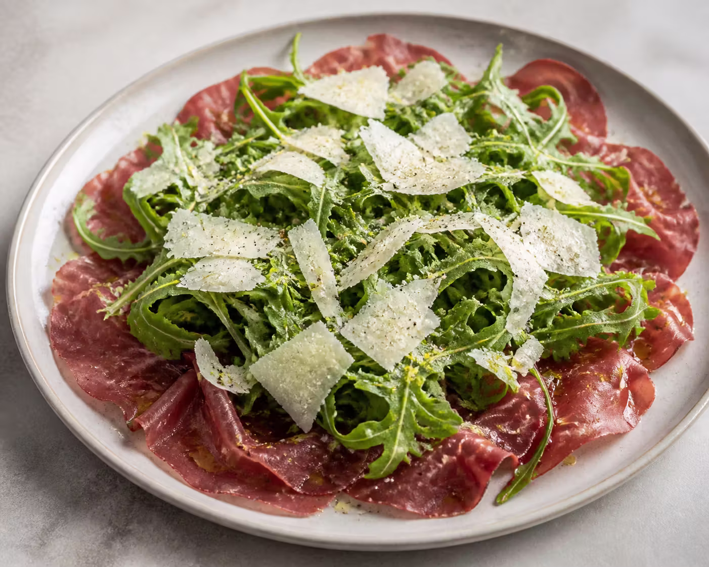 Insalata di Bresaola mit Rucola und Parmesan
