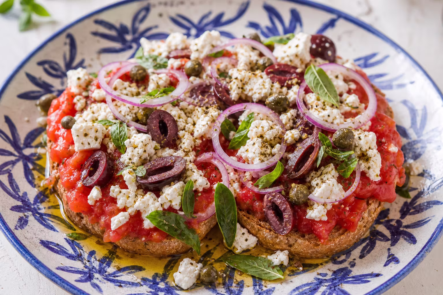 Kretischer Dakos-Salat mit Feta