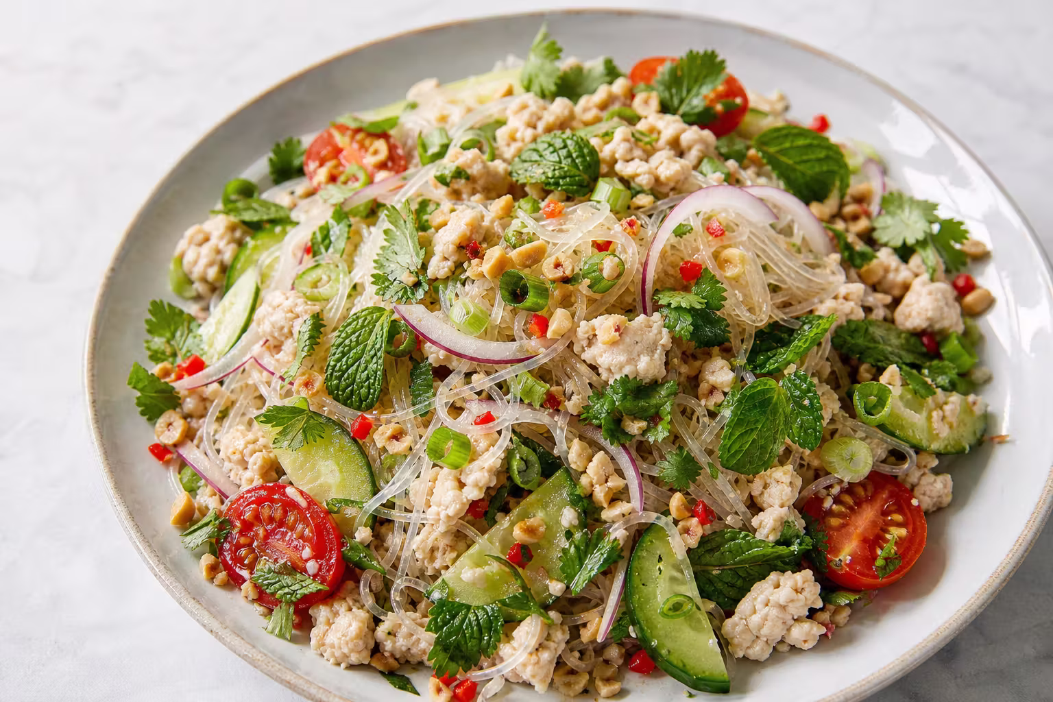 Yum Woon Sen Gai - Thailändischer Glasnudelsalat mit Hähnchen